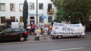 Protestaktion der Griechenlandsolidarität Osnabrück und ihrer UnterstützerInnen im Sommer 2015 während der Finanzkrise