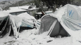 Zelte im Schnee in einem Flüchtlingscamp auf Lesbos